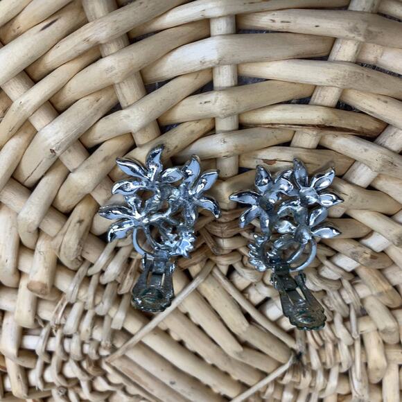 Vintage Silver Floral Cluster Clip Earrings 1.25" x 1.25" - Picture 4 of 4